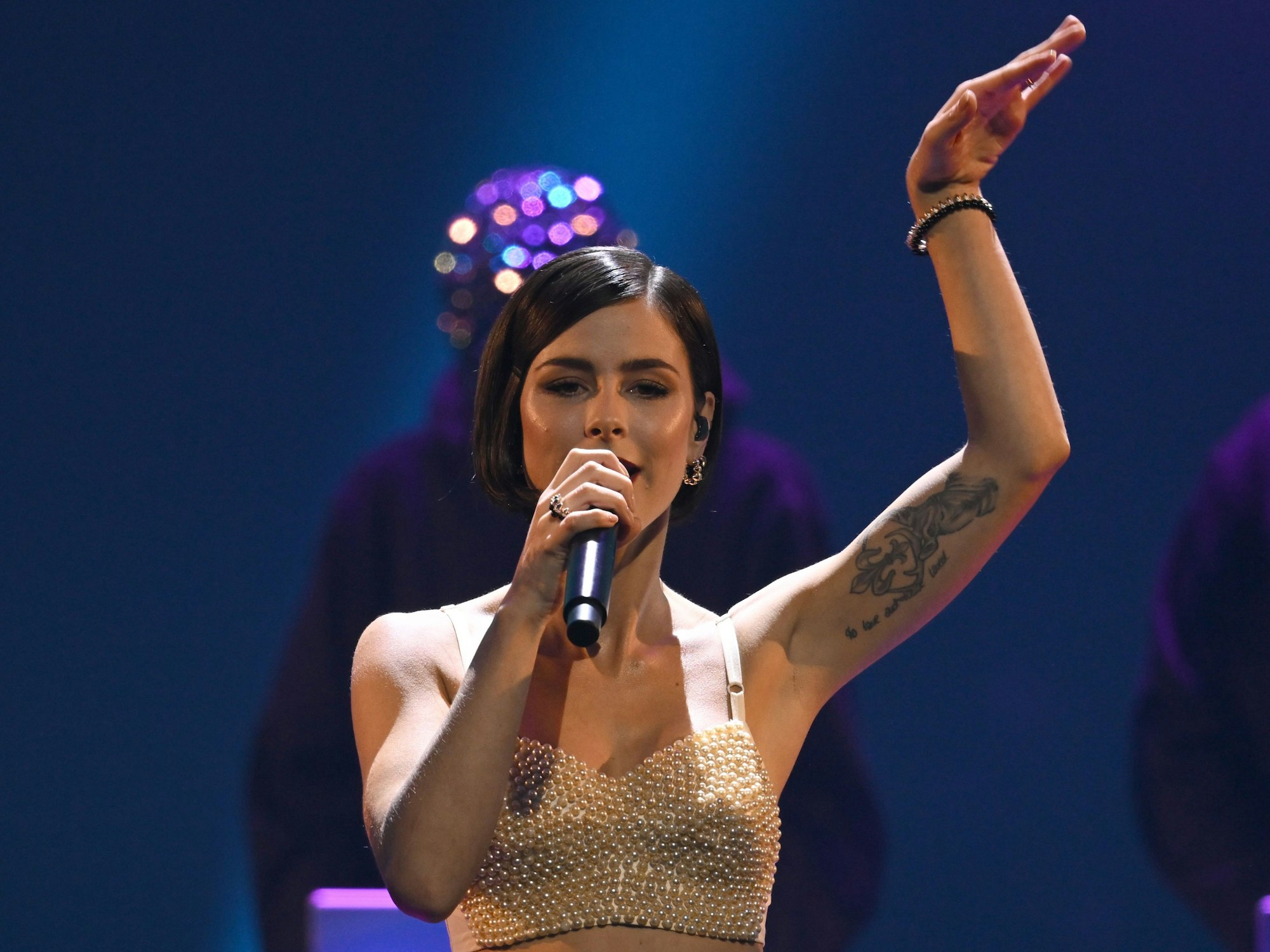 Lena Meyer-Landrut singt zu Beginn der Auslosung der Gruppen für die Qualifikation zur Fußball-Europameisterschaft 2024.
