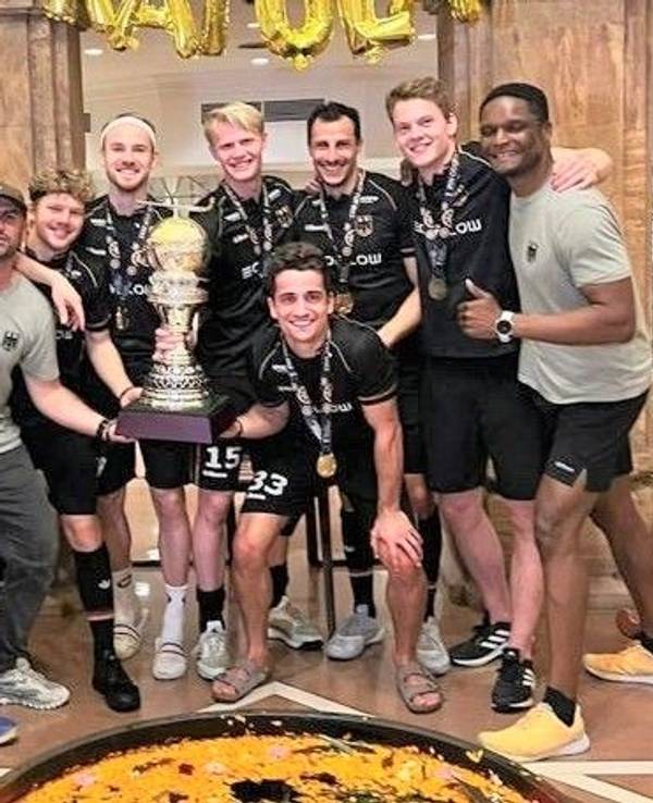 Die Kölner Hockey-Weltmeister feiern mit dem WM-Pokal.