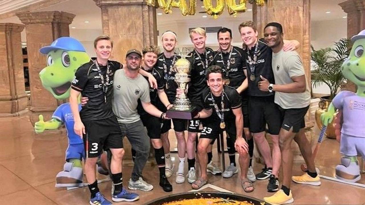 Die Kölner Hockey-Weltmeister feiern mit dem WM-Pokal.
