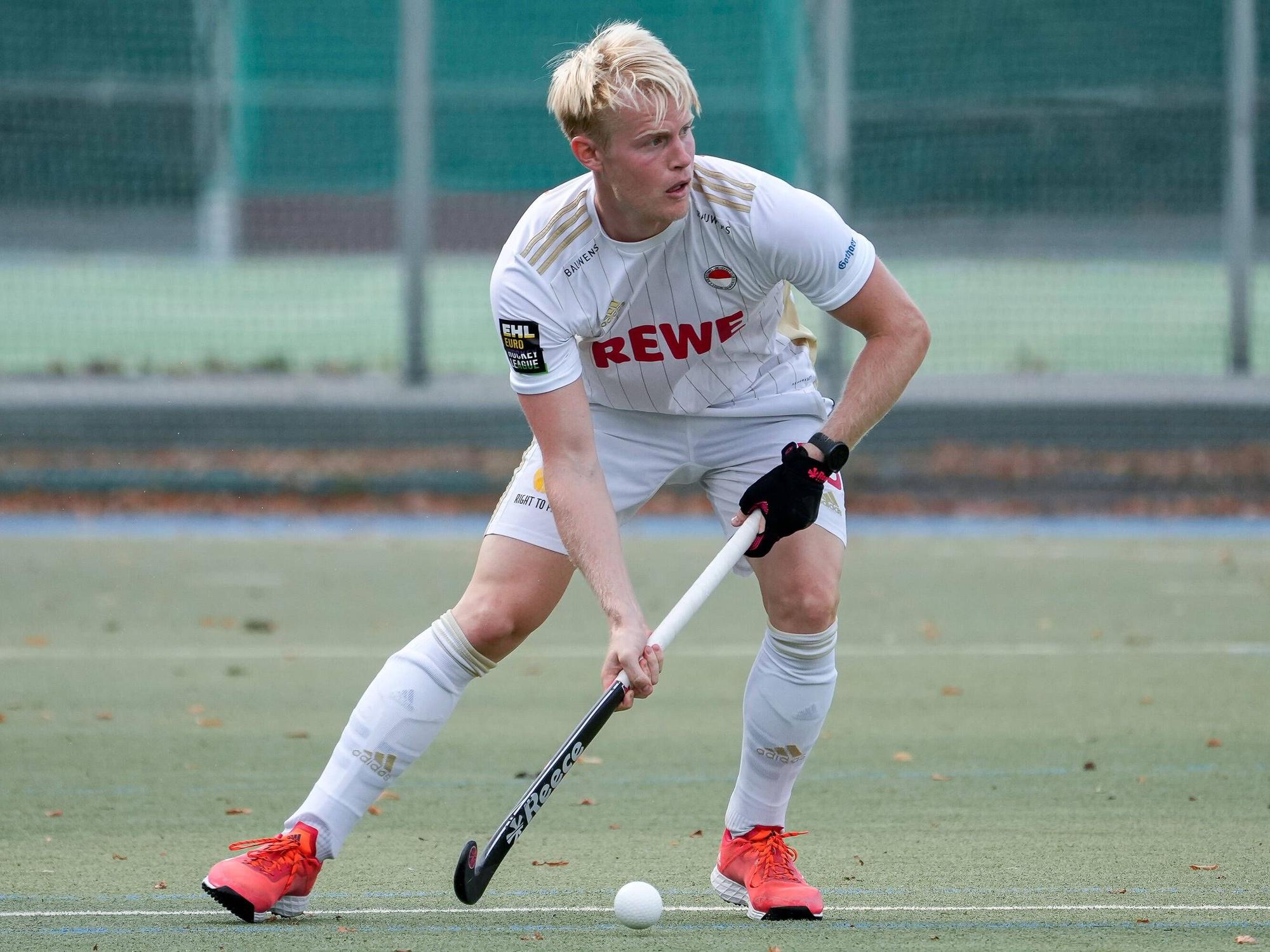 Tom Grambusch, Spieler von Rot-Weiss Köln, in Aktion mit Ball.