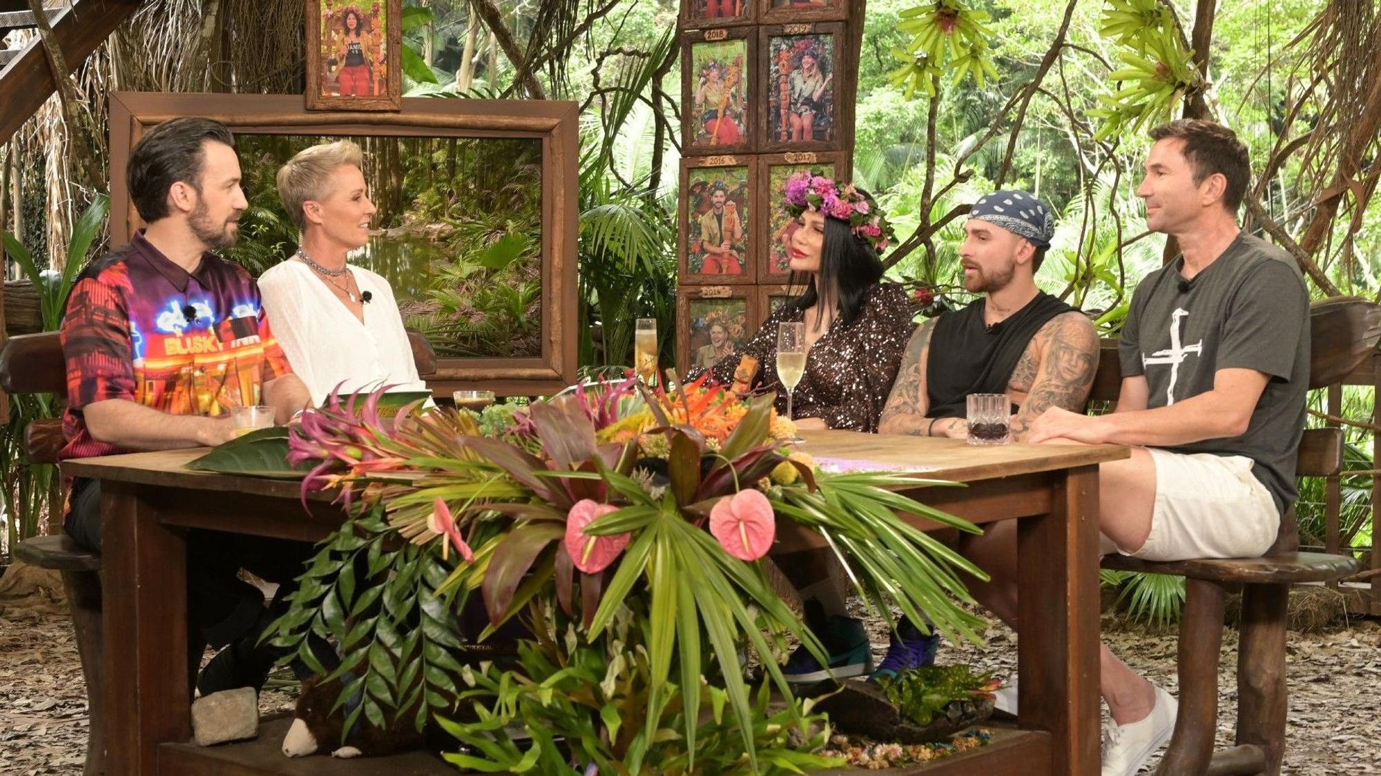 Die Moderatoren Jan Köppen und Sonja Zietlow im Gespräch mit Dschungelkönigin Djamila Rowe, Gigi Birofio und Lucas Cordalis.