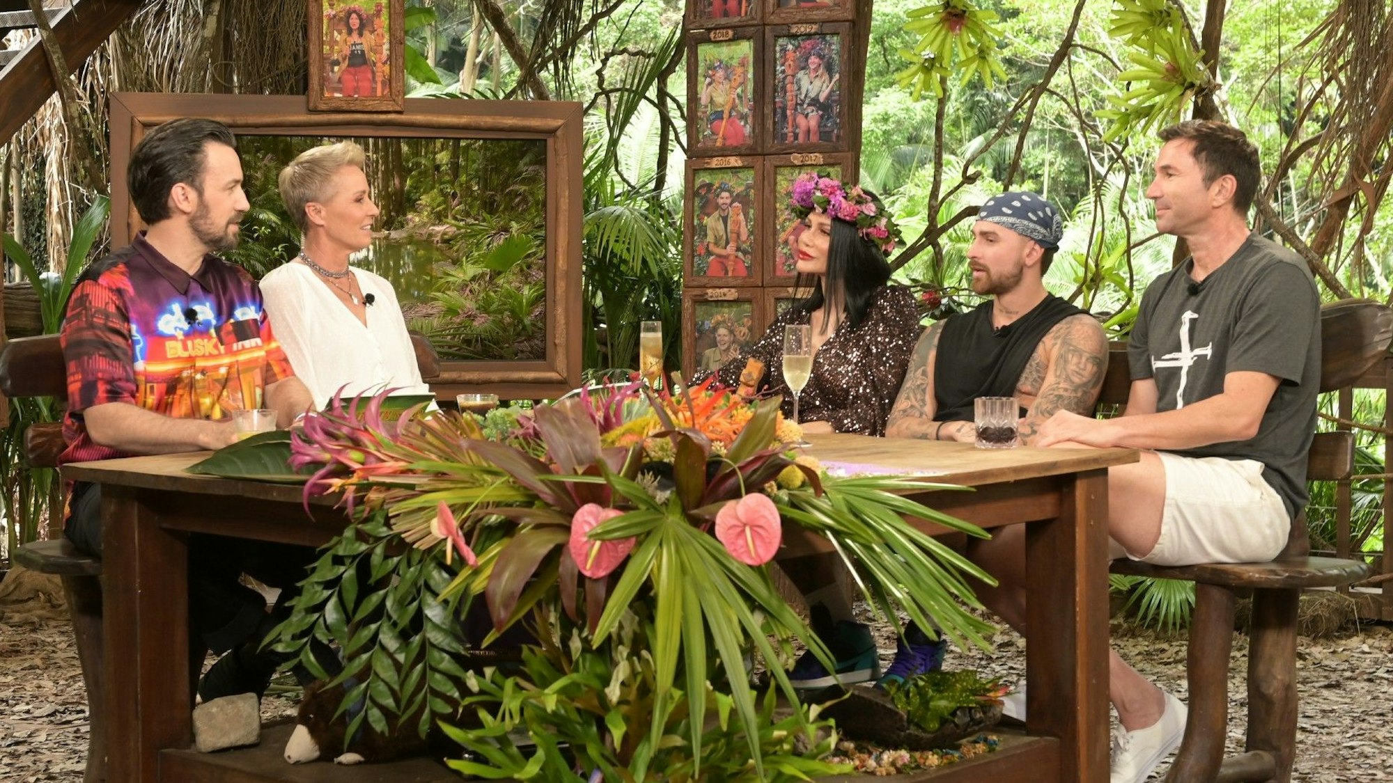 Die Moderatoren Jan Köppen und Sonja Zietlow im Gespräch mit Dschungelkönigin Djamila Rowe, Gigi Birofio und Lucas Cordalis.