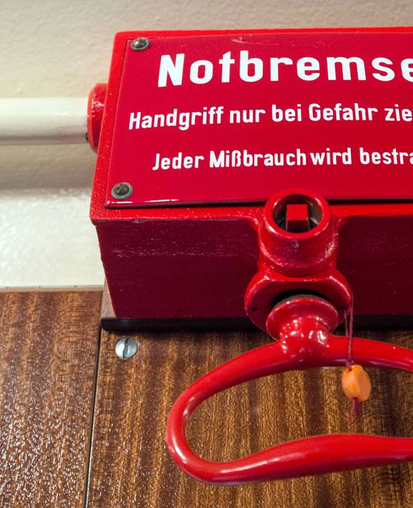 Eine Notbremse in einer historischen S-Bahn