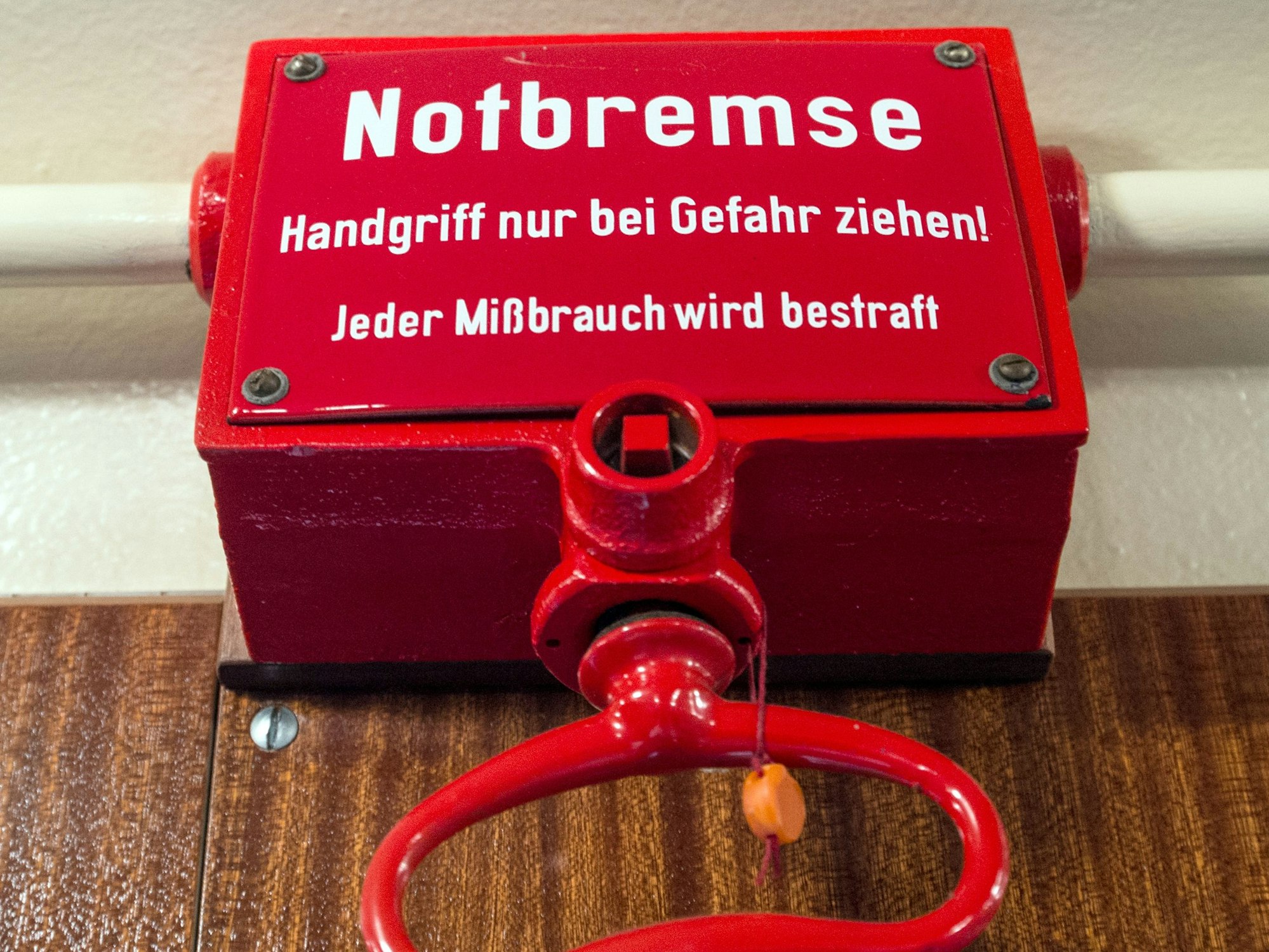 Eine Notbremse in einer historischen S-Bahn