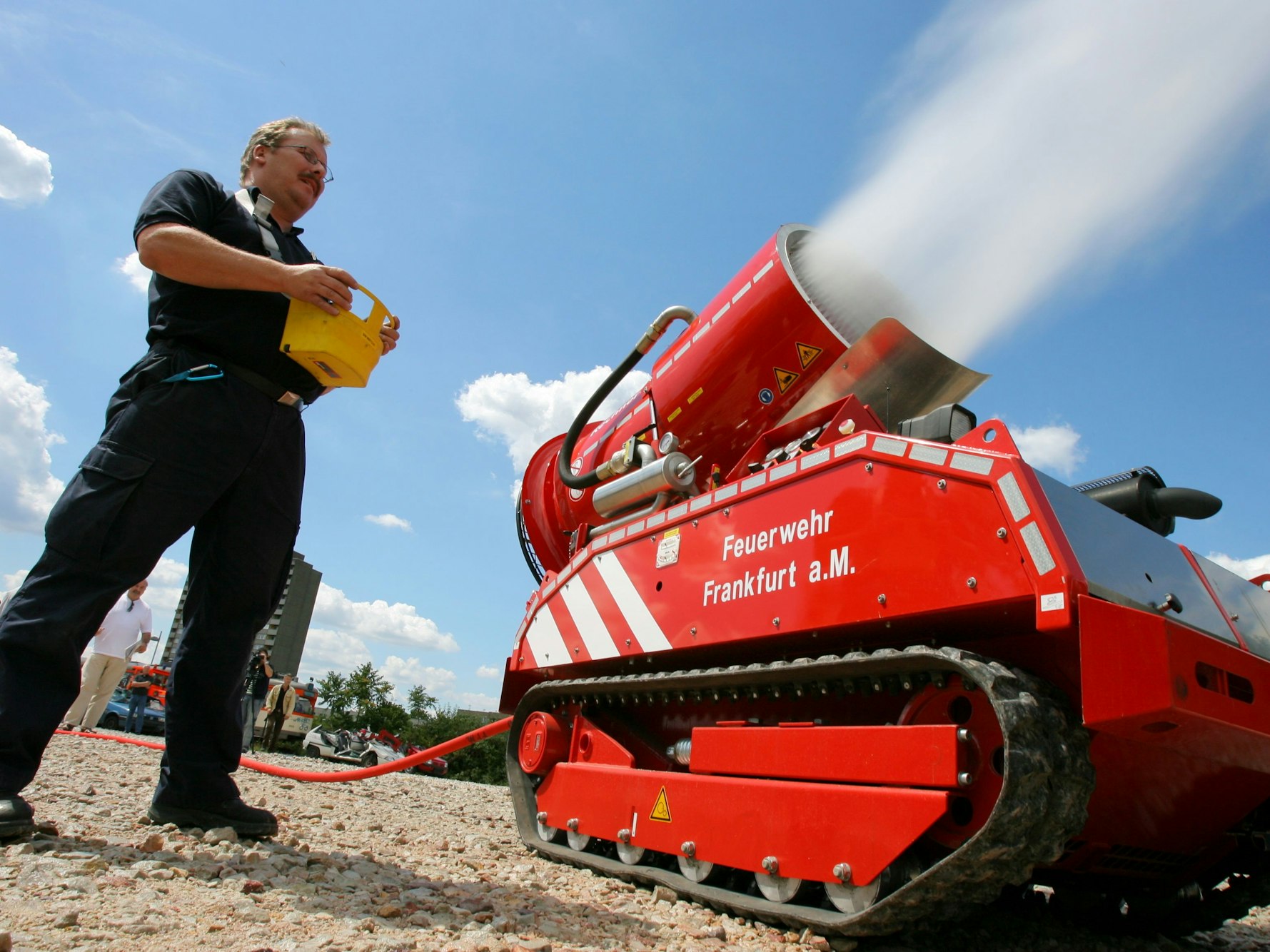 Ein Lösch-Unterstützungsfahrzeug der Frankfurter Feuerwehr bei einer Vorführung.