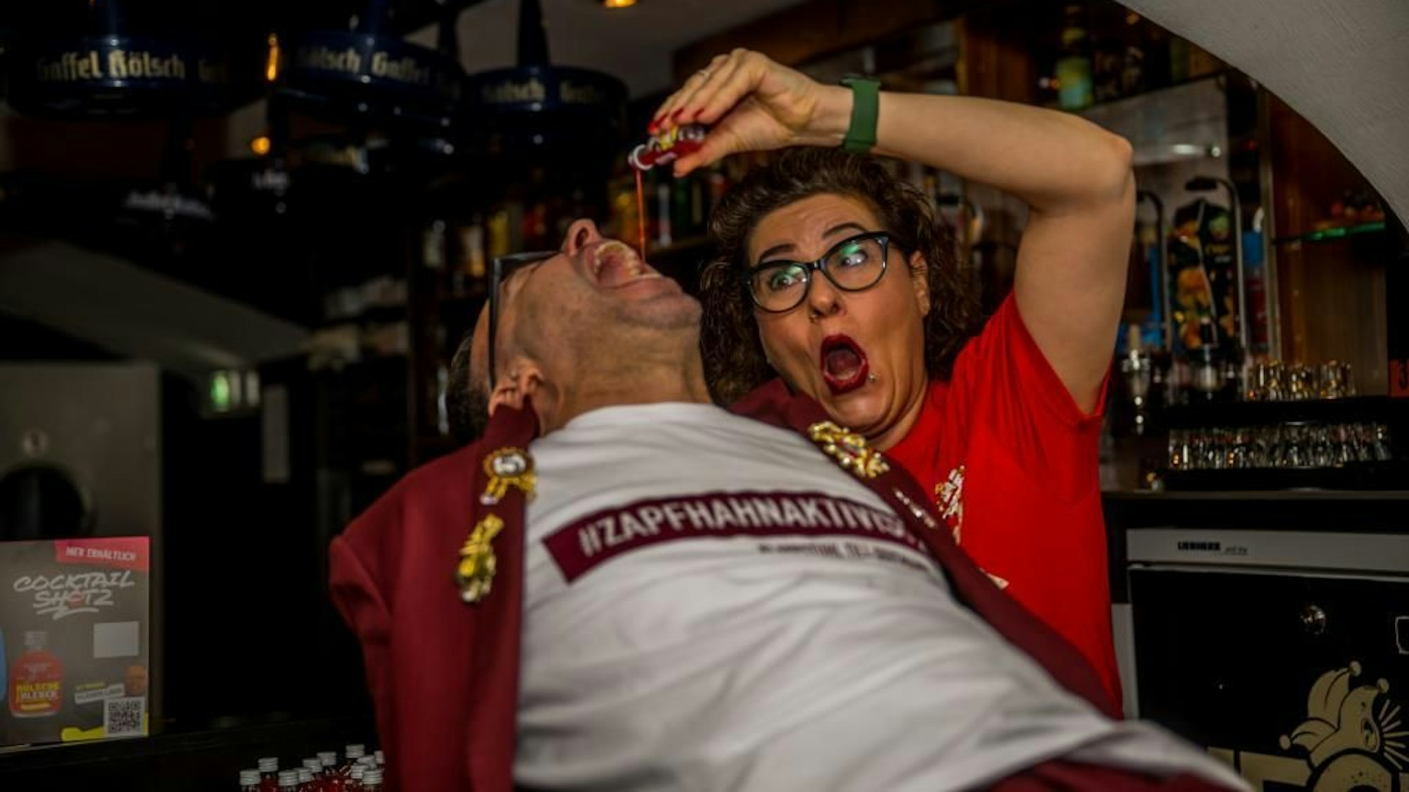 Sänger Till Quitmann trinkt einen Erdbeere-Shot.