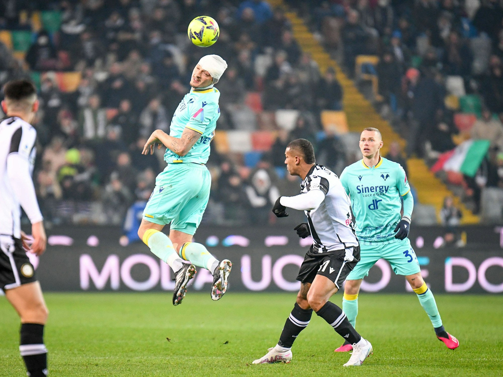 Milan Djuric köpft den Ball, Verona-Kollege Ondrej Duda schuat zu beim Duell gegen Udinese Calcio in der italienischen Serie A.