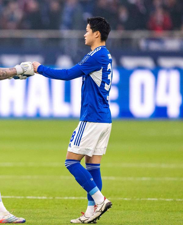 Ralf Fährmann klatscht beim Spiel gegen den 1. FC Köln mit Maya Yoshida ab.