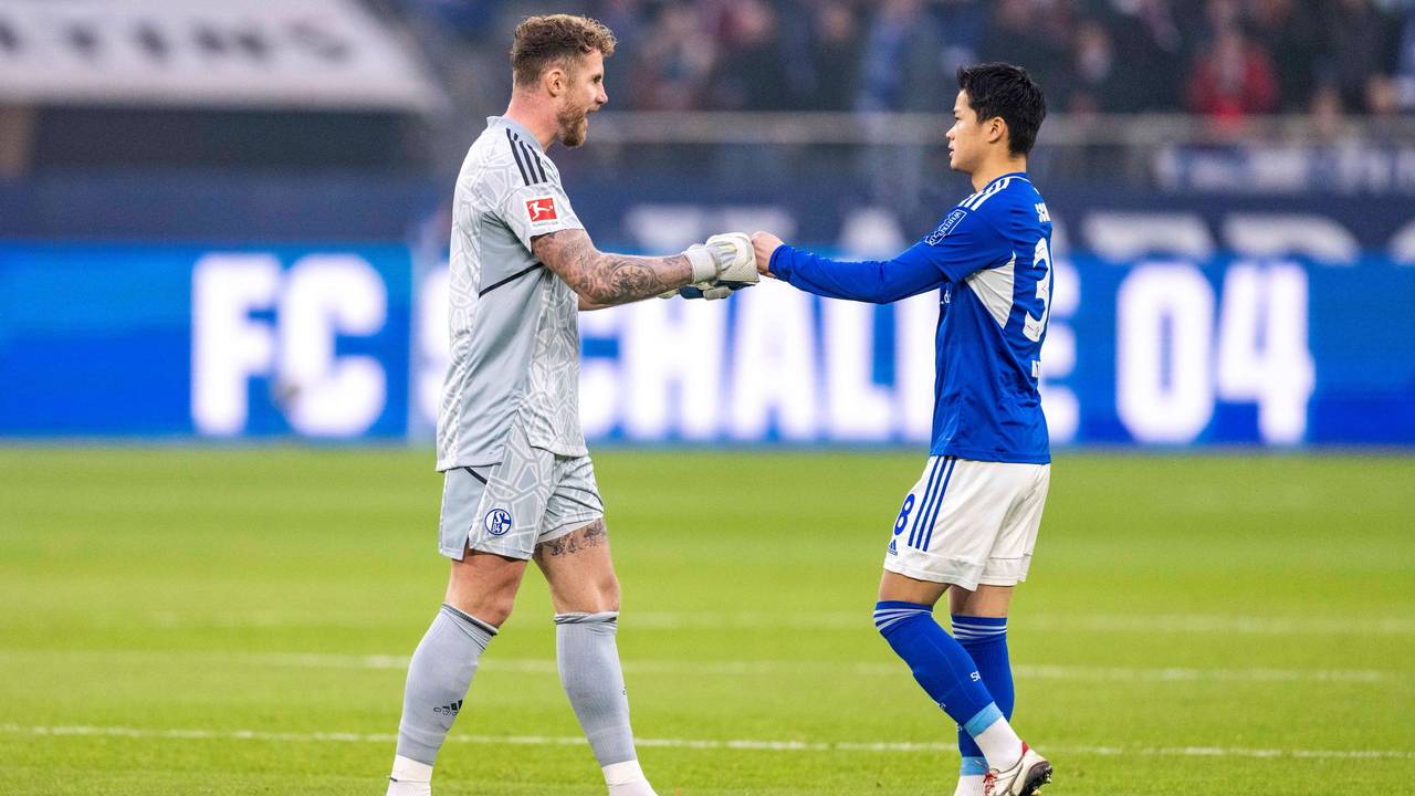 Ralf Fährmann klatscht beim Spiel gegen den 1. FC Köln mit Maya Yoshida ab.