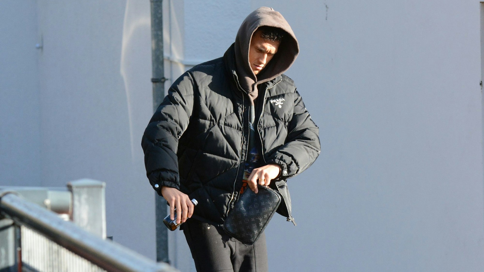 Davie Selke geht am Geißbockheim zu seinem Auto.