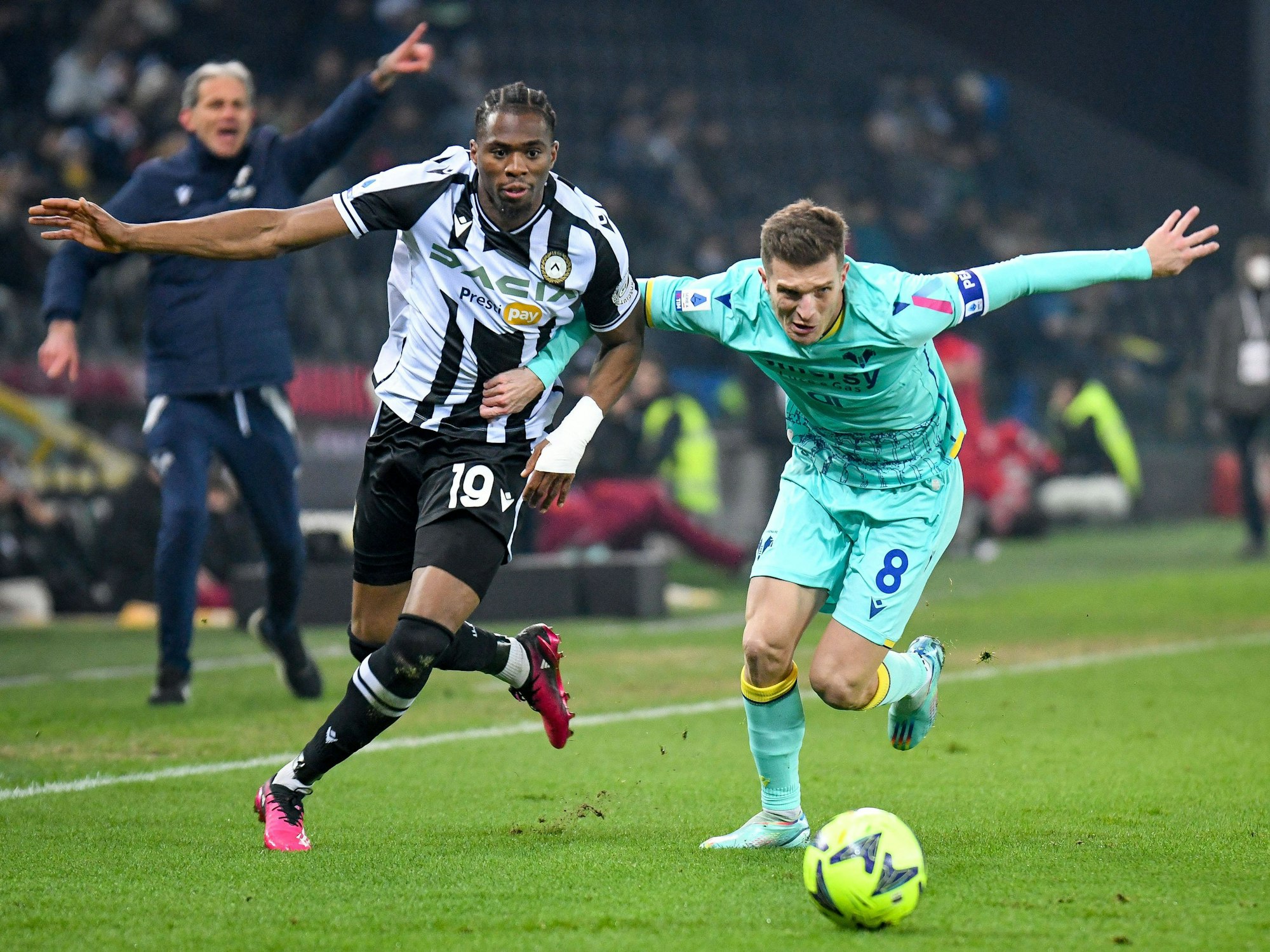 Udineses Kingsley Ehizibue (l.) versucht den Ball von Darko Lazovic (Hellas Verona) zu bekommen.