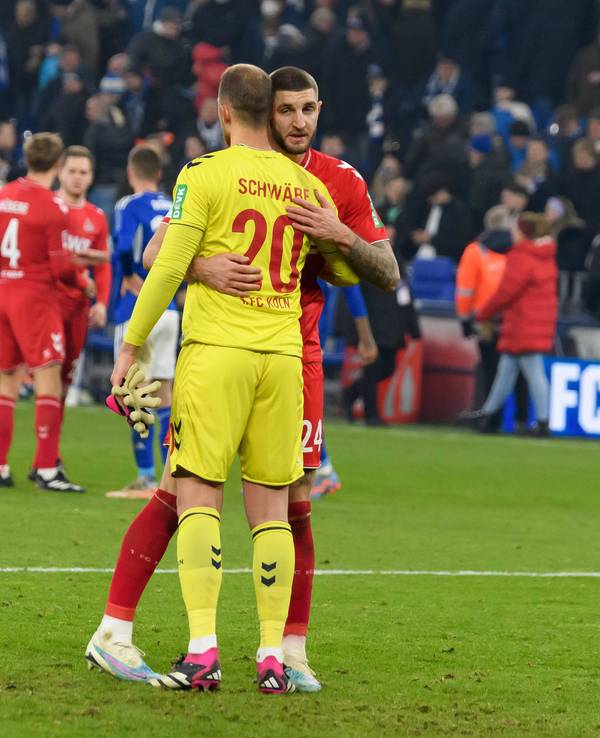 Julian Chabot und Marvin Schwäbe umarmen sich nach dem 0:0 des 1. FC Köln am Sonntag (30. Januar 2023) auf Schalke.