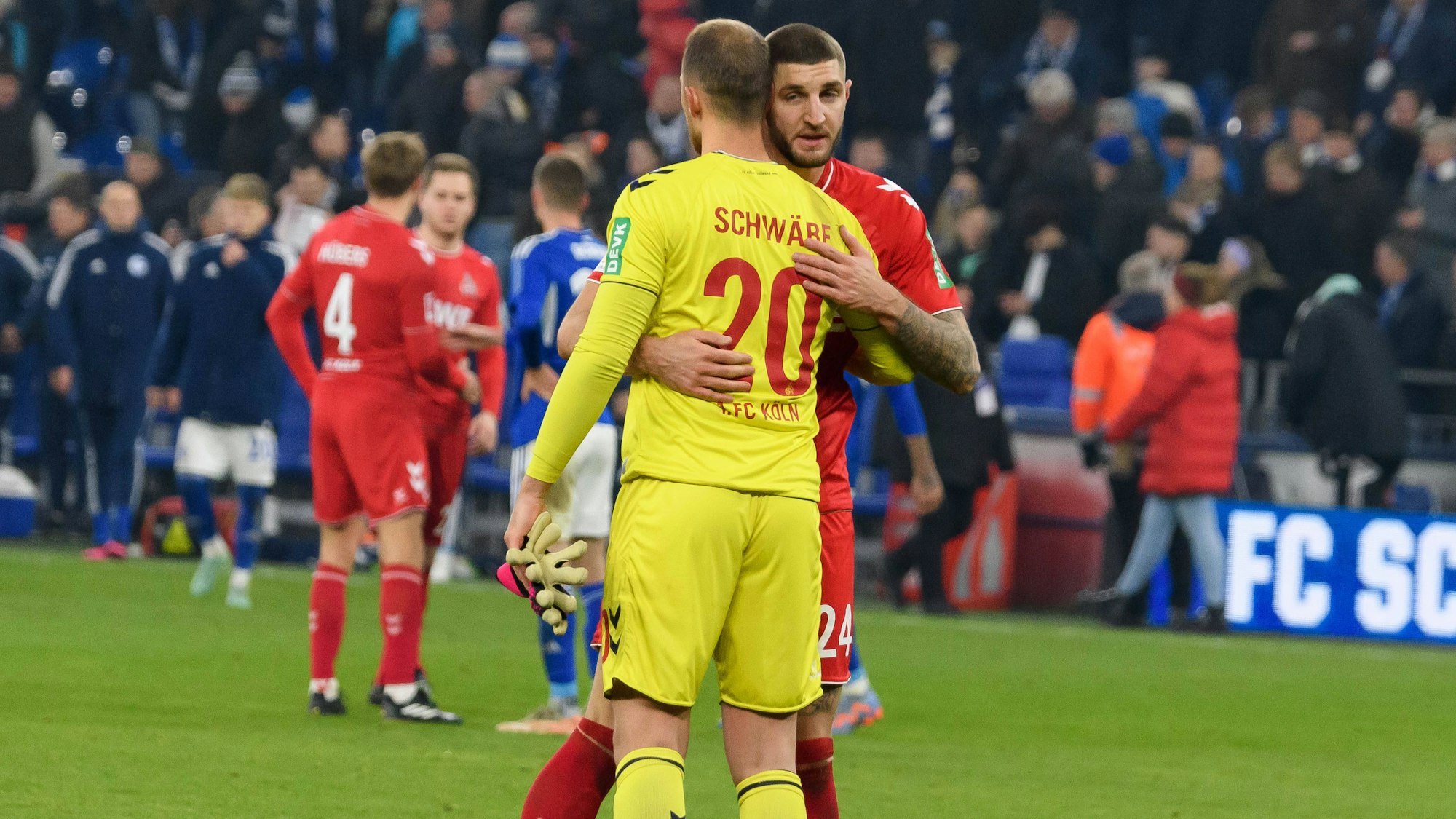 Julian Chabot und Marvin Schwäbe umarmen sich nach dem 0:0 des 1. FC Köln am Sonntag (30. Januar 2023) auf Schalke.