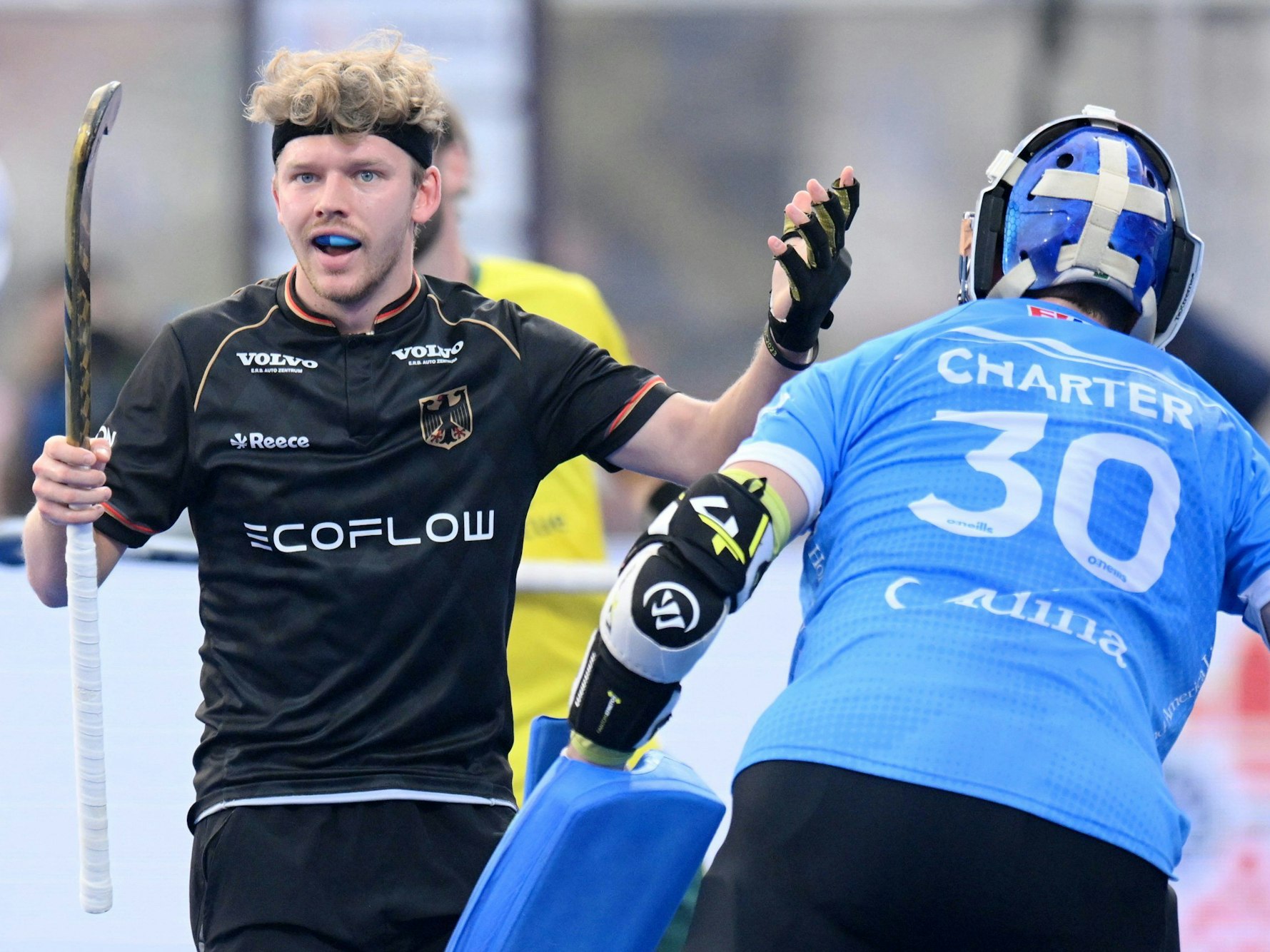 DHB-Spieler Thies Prinz (l.) reagiert entsetzt mit erhobenen Armen neben Australien-Keeper Andrew Charter.