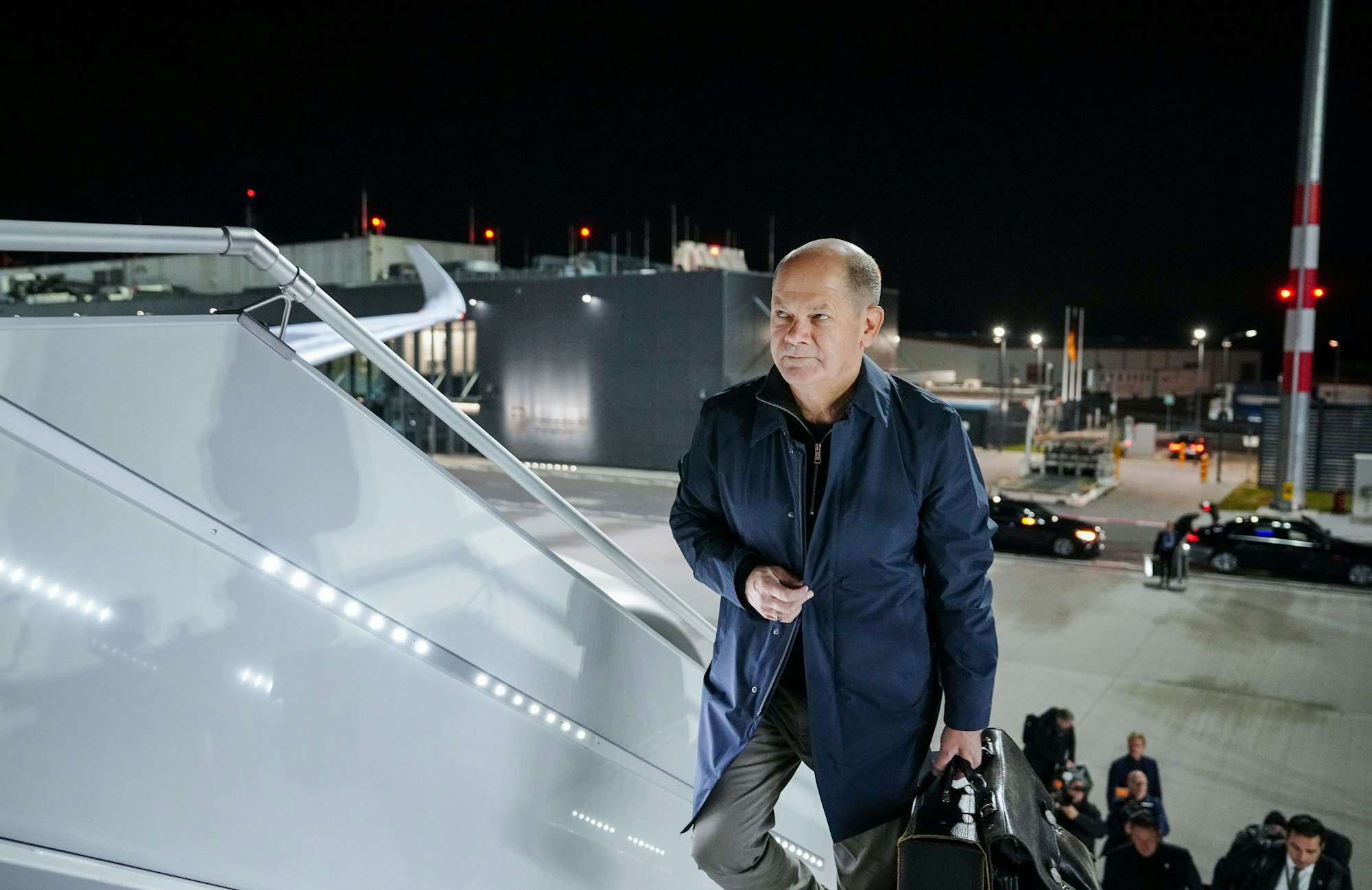 Bundeskanzler Olaf Scholz (SPD) geht die Treppe am 28. Januar 2023 hoch zum neuen Airbus A350 „Konrad Adenauer“ der Flugbereitschaft auf dem militärischen Teil des Flughafens Berlin-Brandenburg (BER).