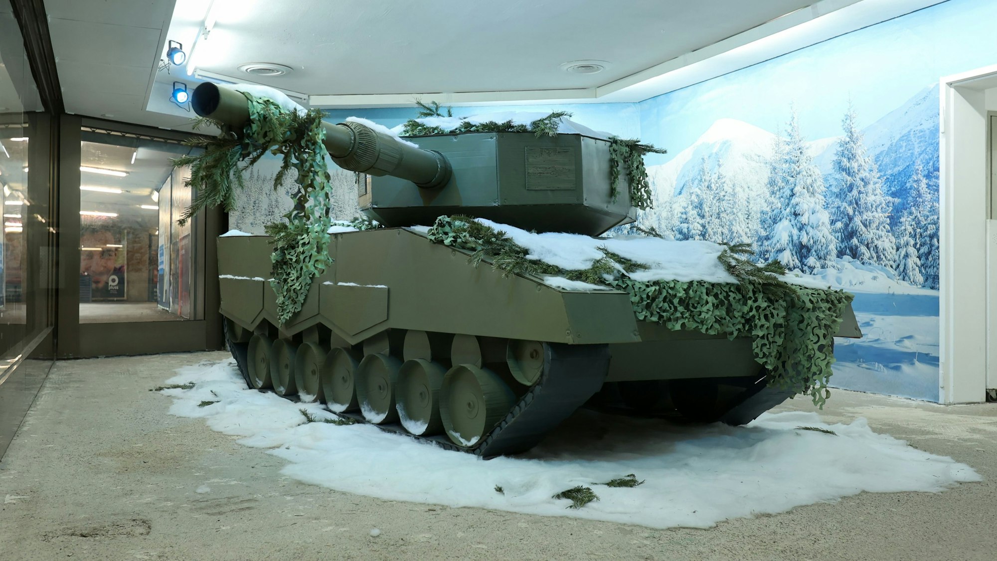 Panzer-Nachbau steht hinter Glas am Ebertplatz in Köln.