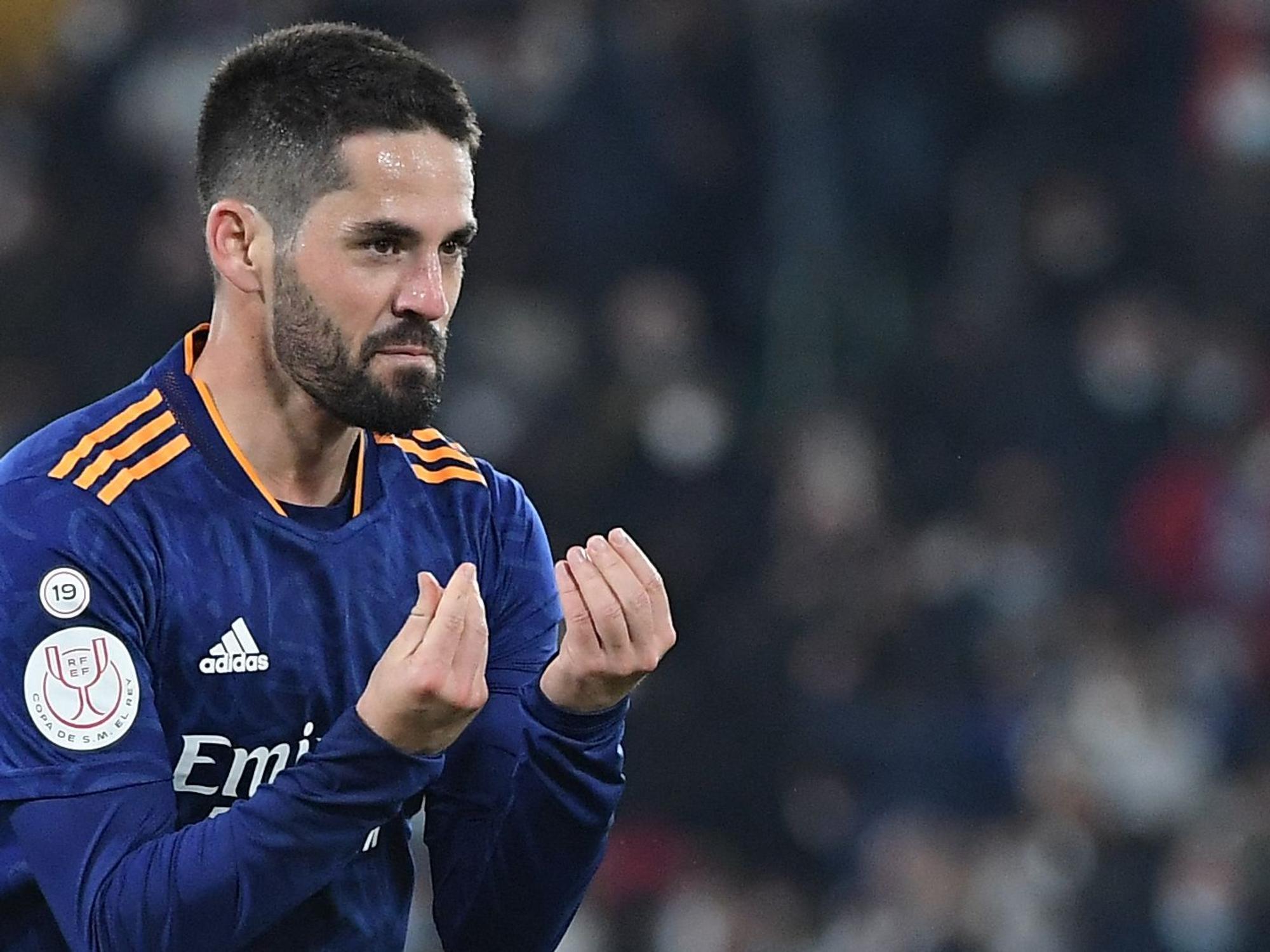 Isco gestikuliert mit beiden Händen im Pokalspiel von Real Madrid. Sein Wechsel zu Union Berlin soll geplatzt sein.