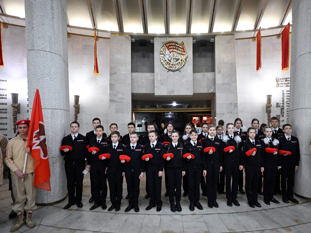 Jugendliche leisten am 25. Januar 2023 im Museum für die Schlacht von Stalingrad im russischen Wolgograd den Eid auf die Jugendarmee.