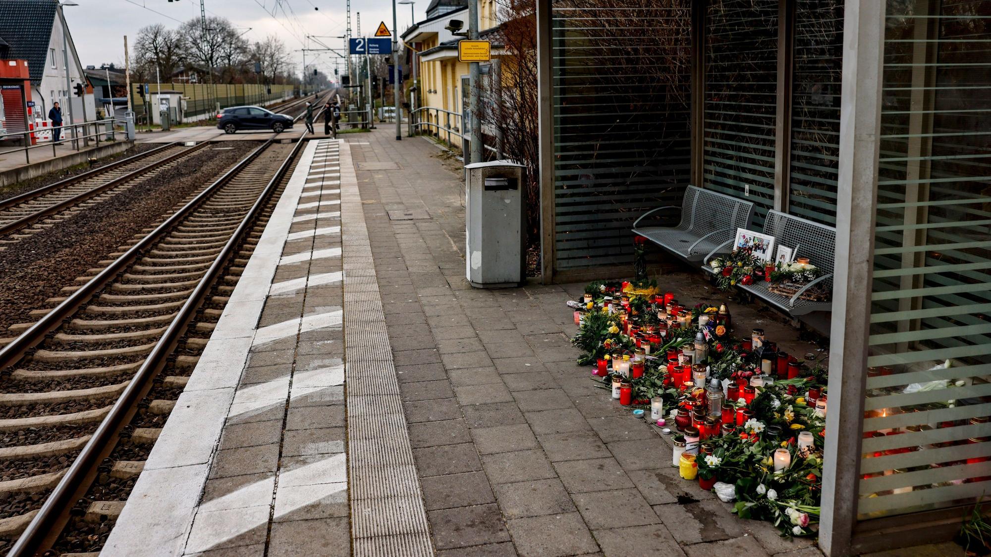 Am Bahnhof in Brokstedt Schleswig-Holstein wurden Blumen, Kerzen und verschiedene Bilder niedergelegt.