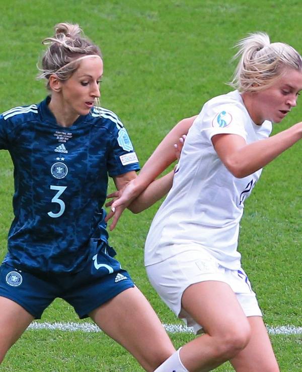 Alessia Russo schirmt im EM-Finale gegen Kathrin Hendrich den Ball ab.