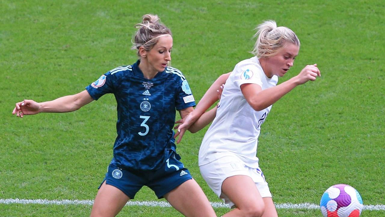 Alessia Russo schirmt im EM-Finale gegen Kathrin Hendrich den Ball ab.