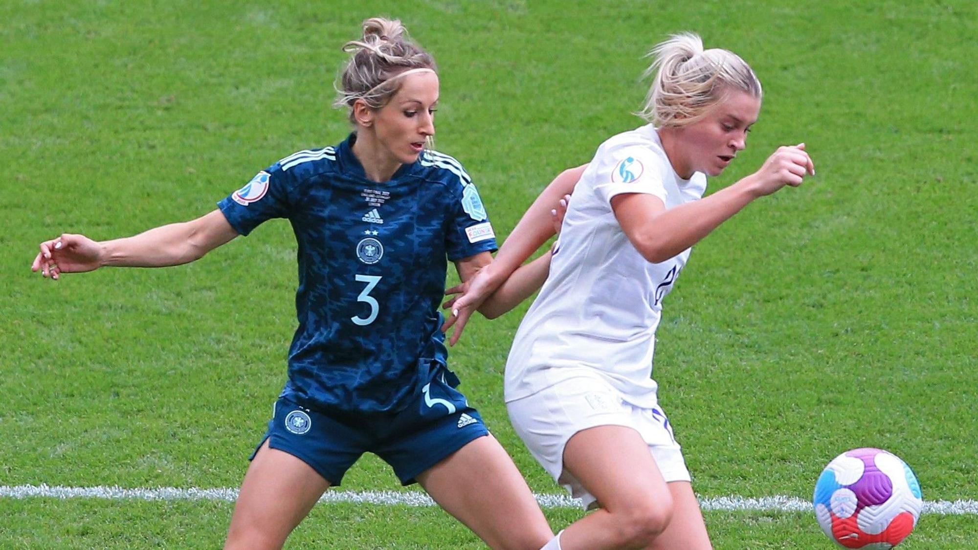 Alessia Russo schirmt im EM-Finale gegen Kathrin Hendrich den Ball ab.