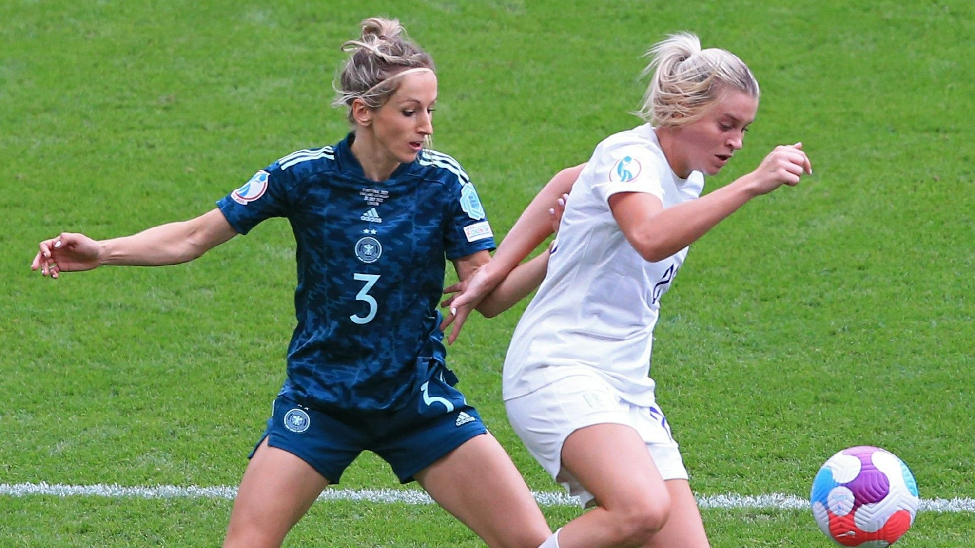 Alessia Russo schirmt im EM-Finale gegen Kathrin Hendrich den Ball ab.