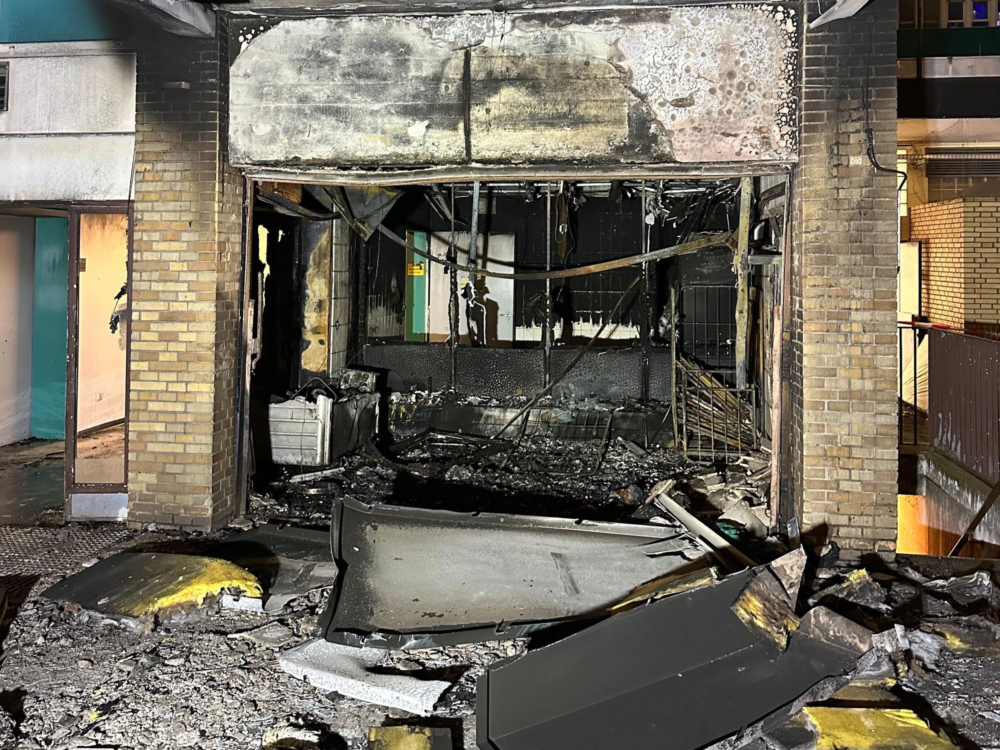 Fotos von Feuer-Spuren an einem Kölner Krankenhaus. Im Evangelisches Klinikum Köln Weyertal hat es in der Nacht auf den 31. Januar 2023 gebrannt.