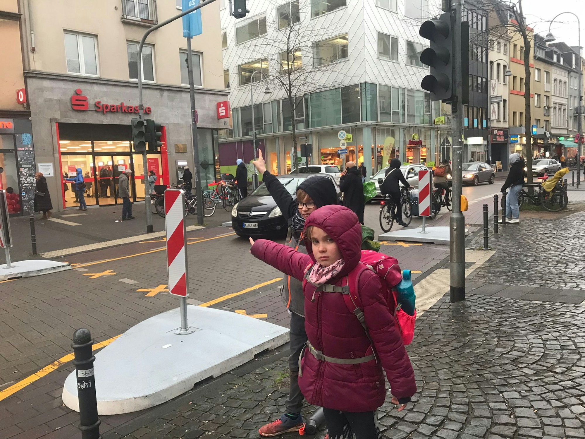 Freya Frühs Kinder auf der viel befahrenen Venloer Straße.