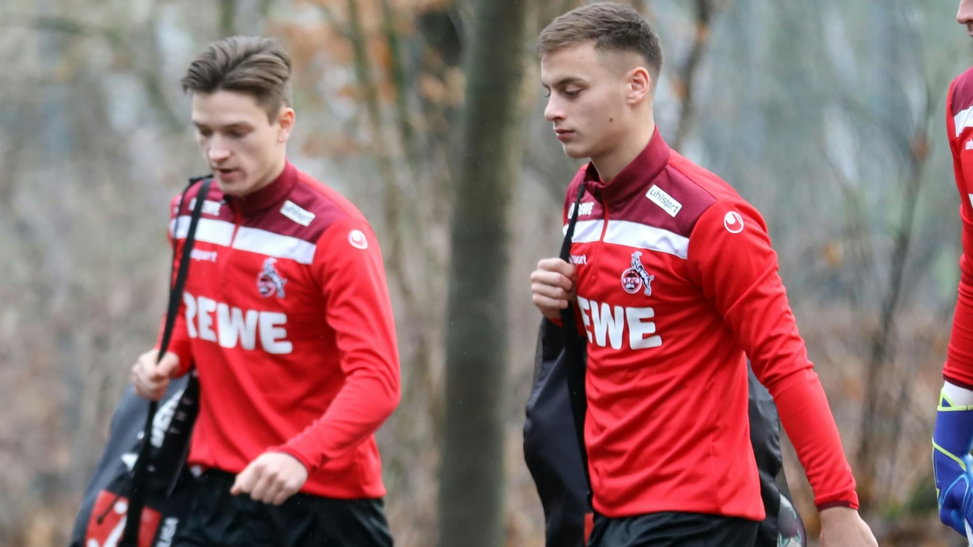 Noah Katterbach und Marvin Obuz gehen zum Training des 1. FC Köln.