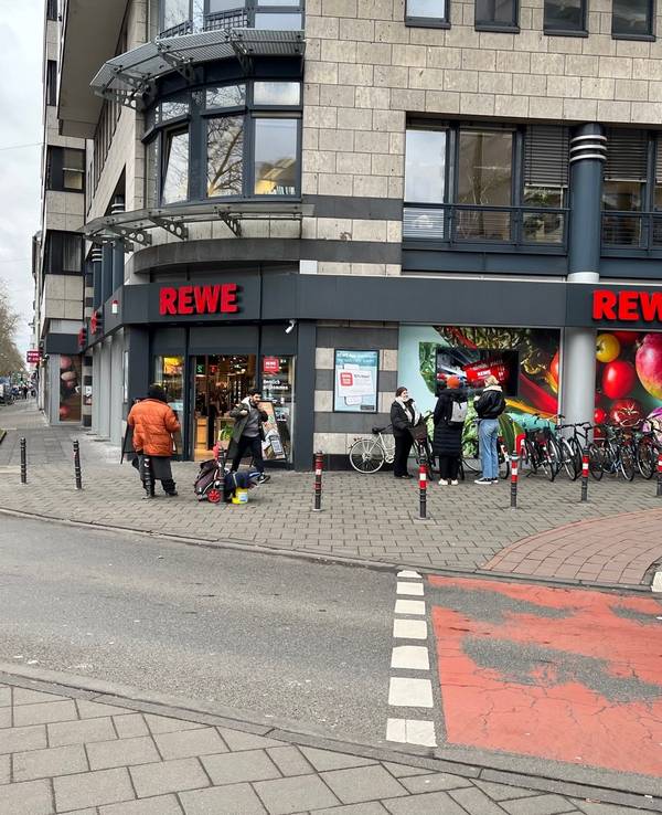 Der Rewe-Einkaufsmarkt in Köln-Klettenberg soll künftig die Möglichkeit zum autonomen Einkaufen bieten.