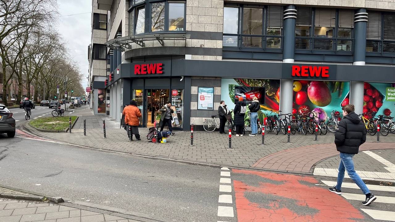 Der Rewe-Einkaufsmarkt in Köln-Klettenberg soll künftig die Möglichkeit zum autonomen Einkaufen bieten.