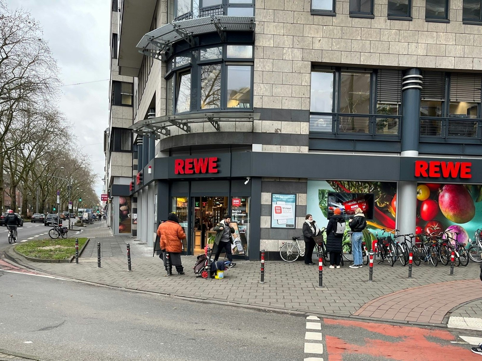 Der Rewe-Einkaufsmarkt in Köln-Klettenberg soll künftig die Möglichkeit zum autonomen Einkaufen bieten.