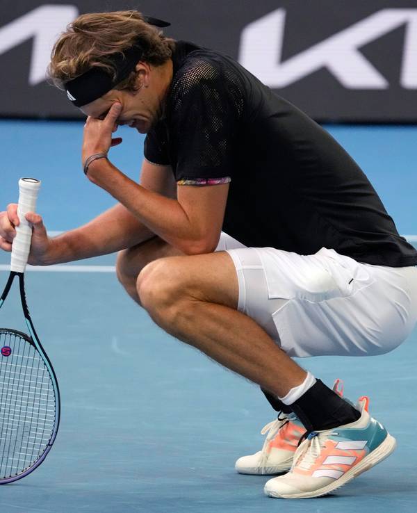 Alexander Zverev hockt enttäuscht über sein frühes Ausscheiden auf dem Boden.
