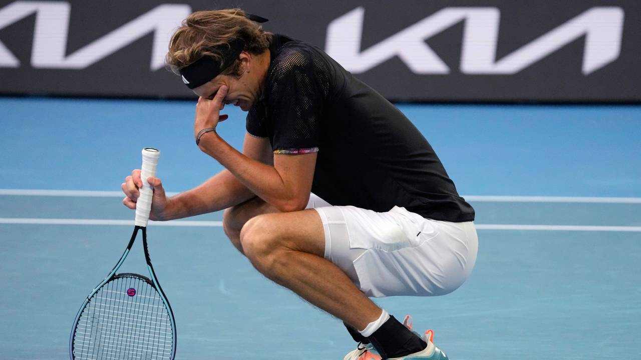 Alexander Zverev hockt enttäuscht über sein frühes Ausscheiden auf dem Boden.