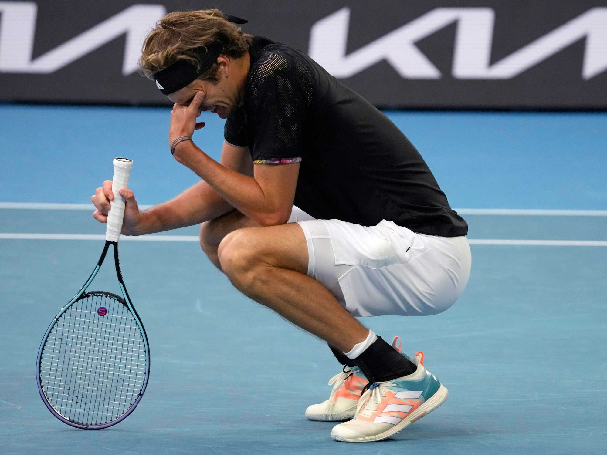 Alexander Zverev hockt enttäuscht über sein frühes Ausscheiden auf dem Boden.
