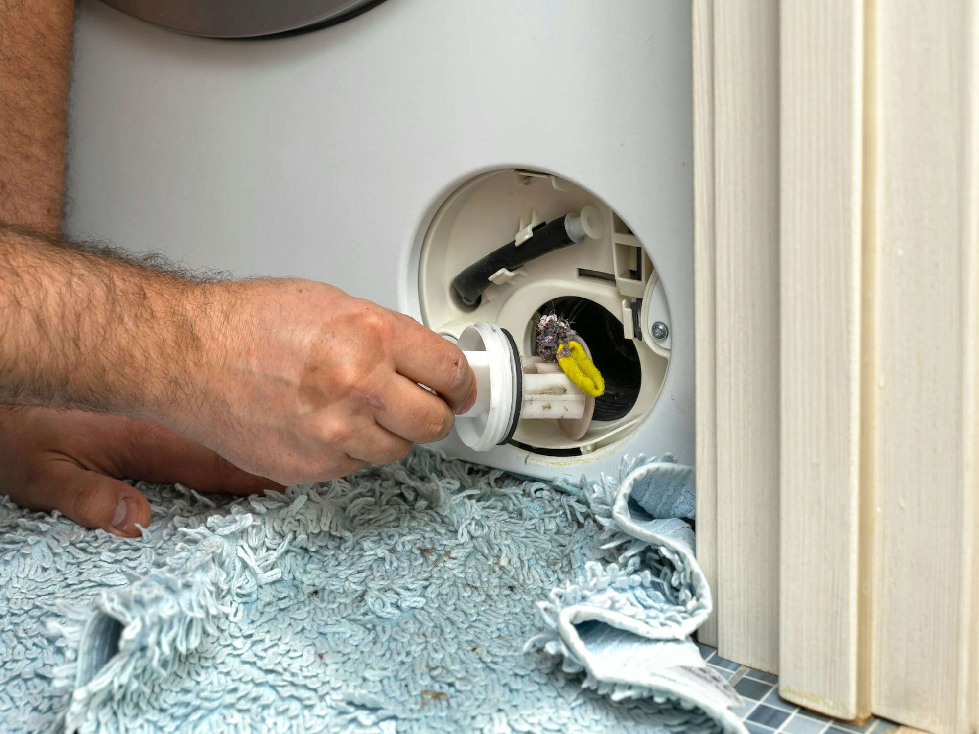 Waschmaschine reinigen - Flusensieb nicht vergessen.