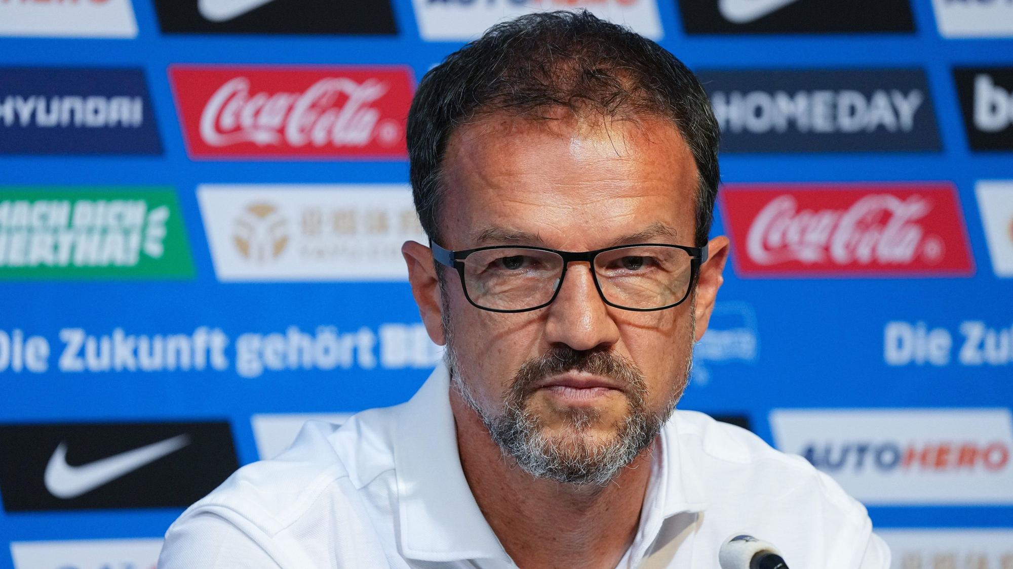 Fredi Bobic auf einer Pressekonferenz bei Hertha BSC.