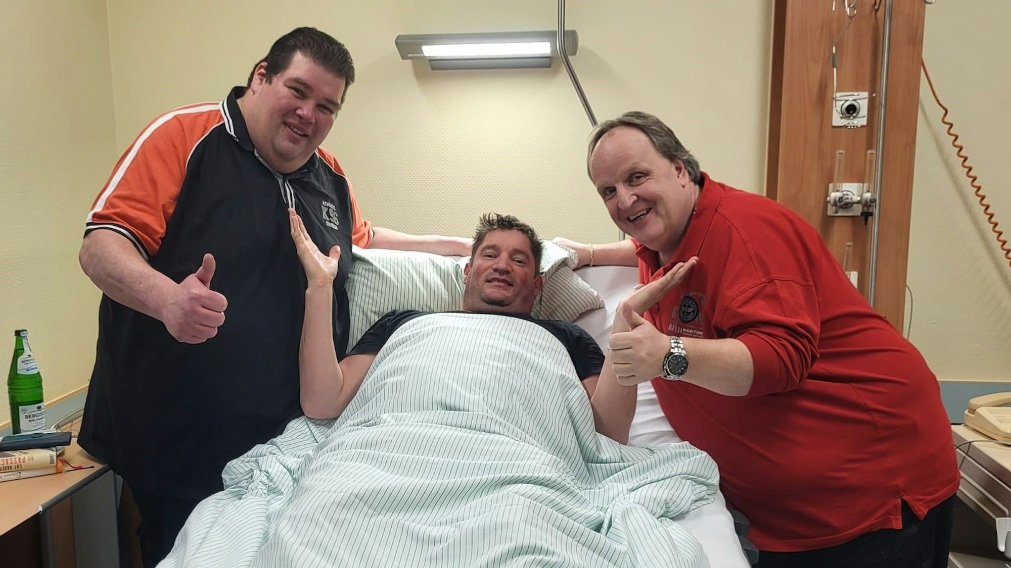 Markus Kierdorf, Frank Müller und Uwe Kraus (v.l.) im Krankenhaus in Bergisch Gladbach