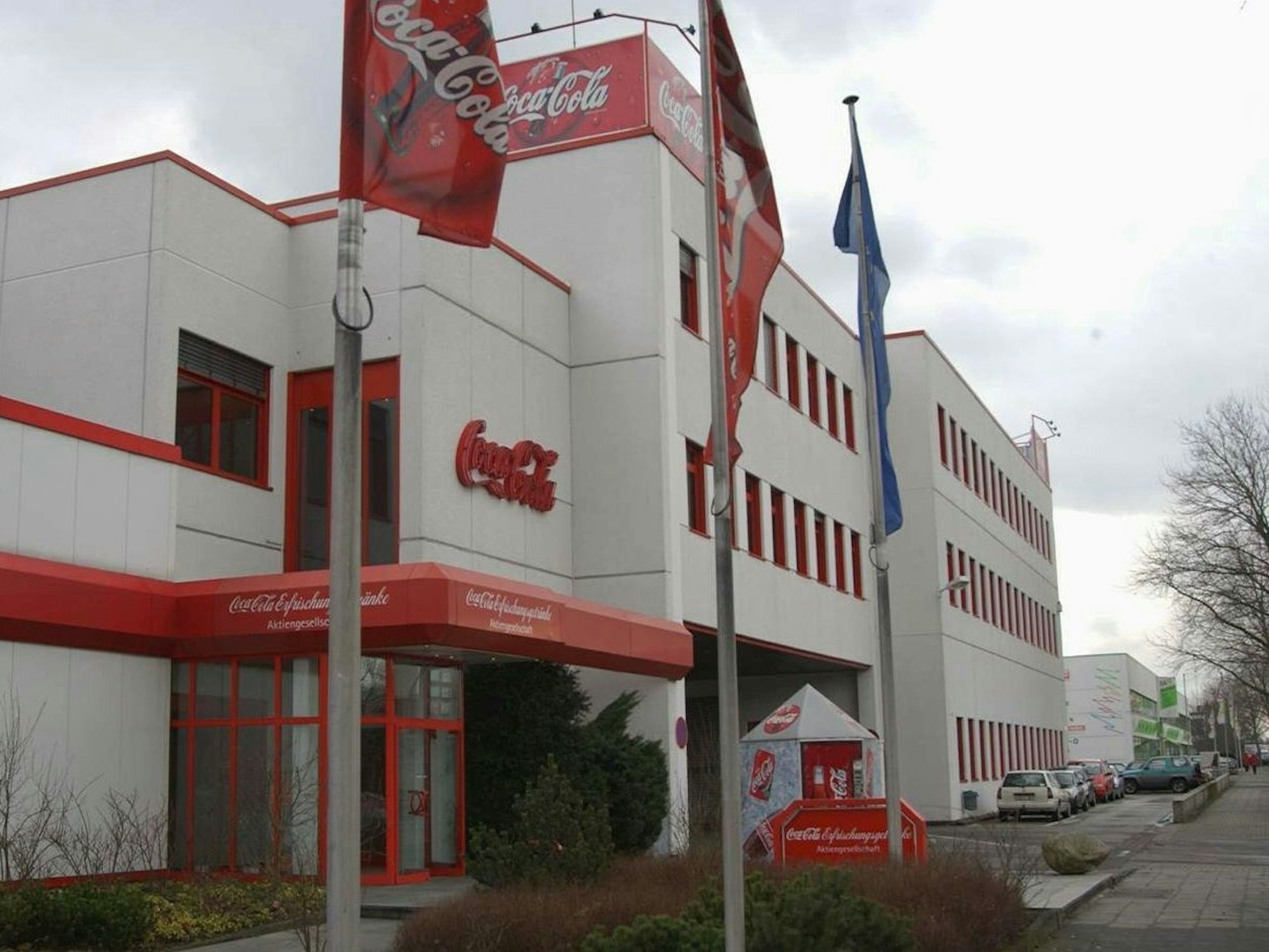 Blick auf den Haupteingang des Coca-Cola-Werks in Köln. Hier soll gestreikt werden.
