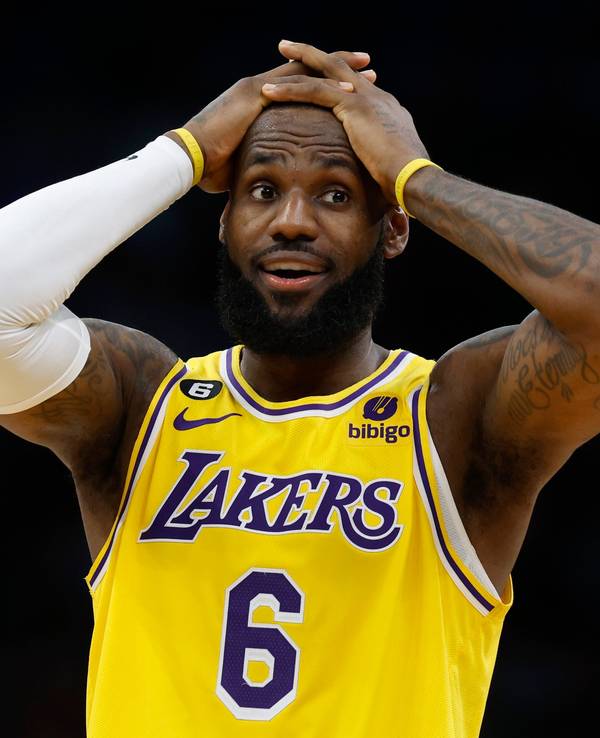 LeBron James von den Los Angeles Lakers hält sich die Hände an den Kopf.