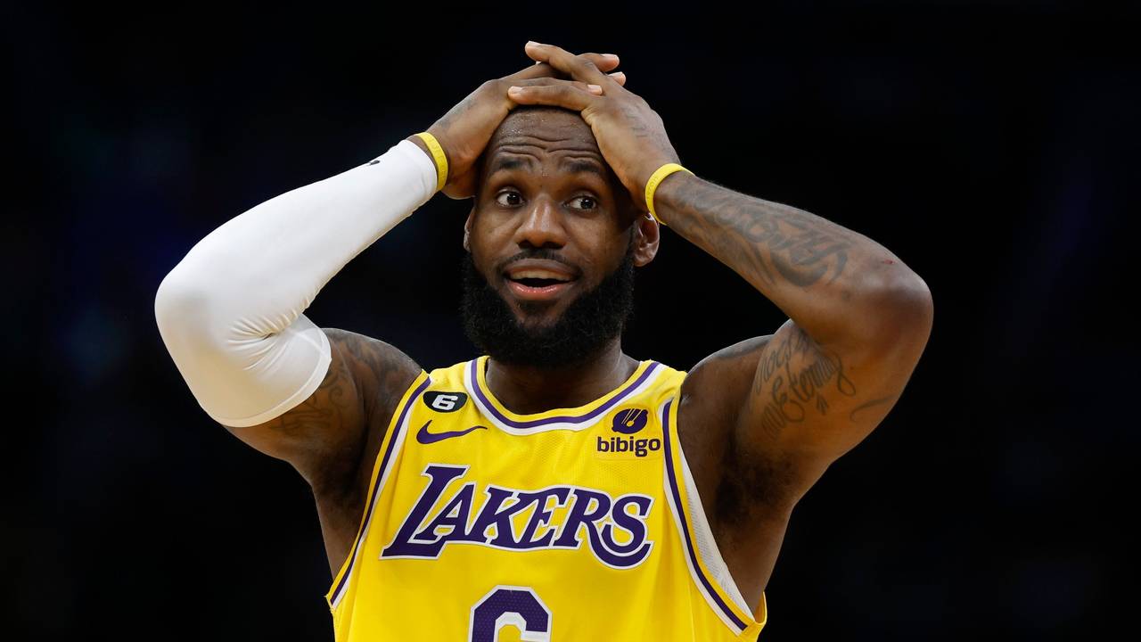 LeBron James von den Los Angeles Lakers hält sich die Hände an den Kopf.
