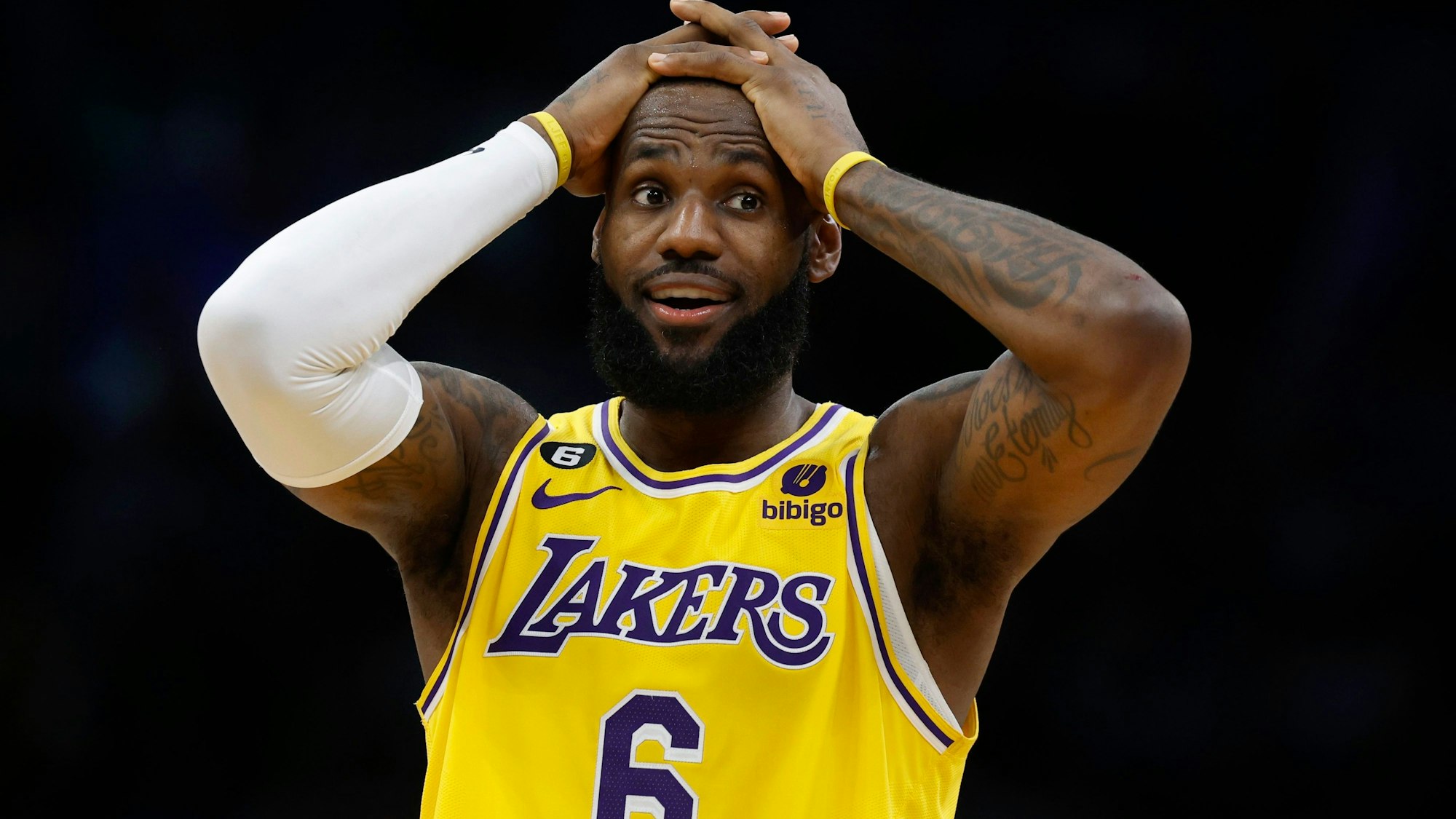 LeBron James von den Los Angeles Lakers hält sich die Hände an den Kopf.