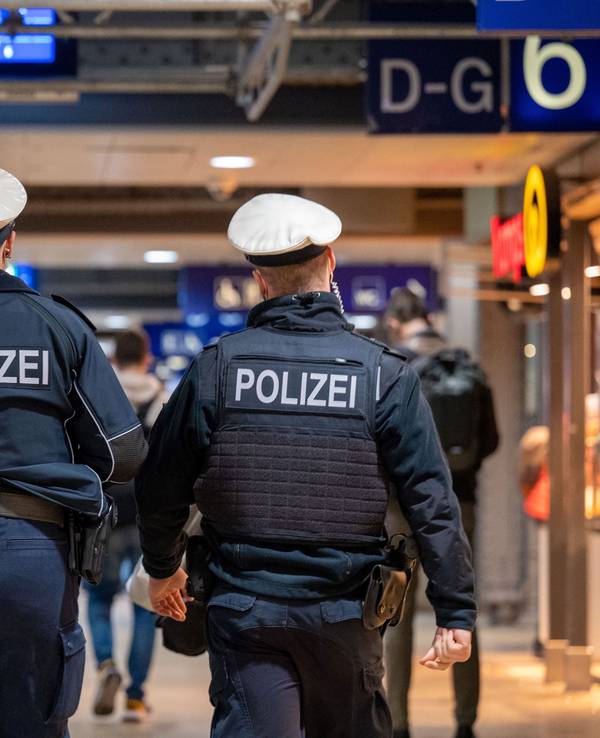 Polizeibeamte patroullieren im Hauptbahnhof