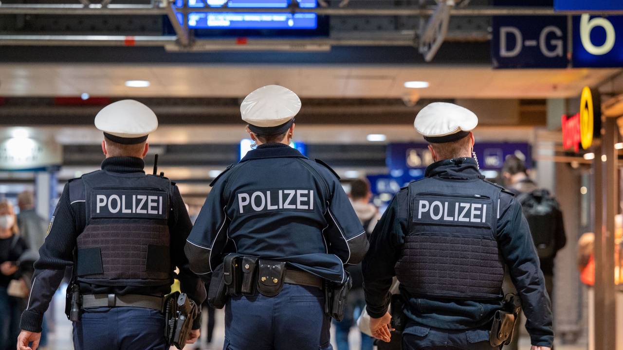 Polizeibeamte patroullieren im Hauptbahnhof