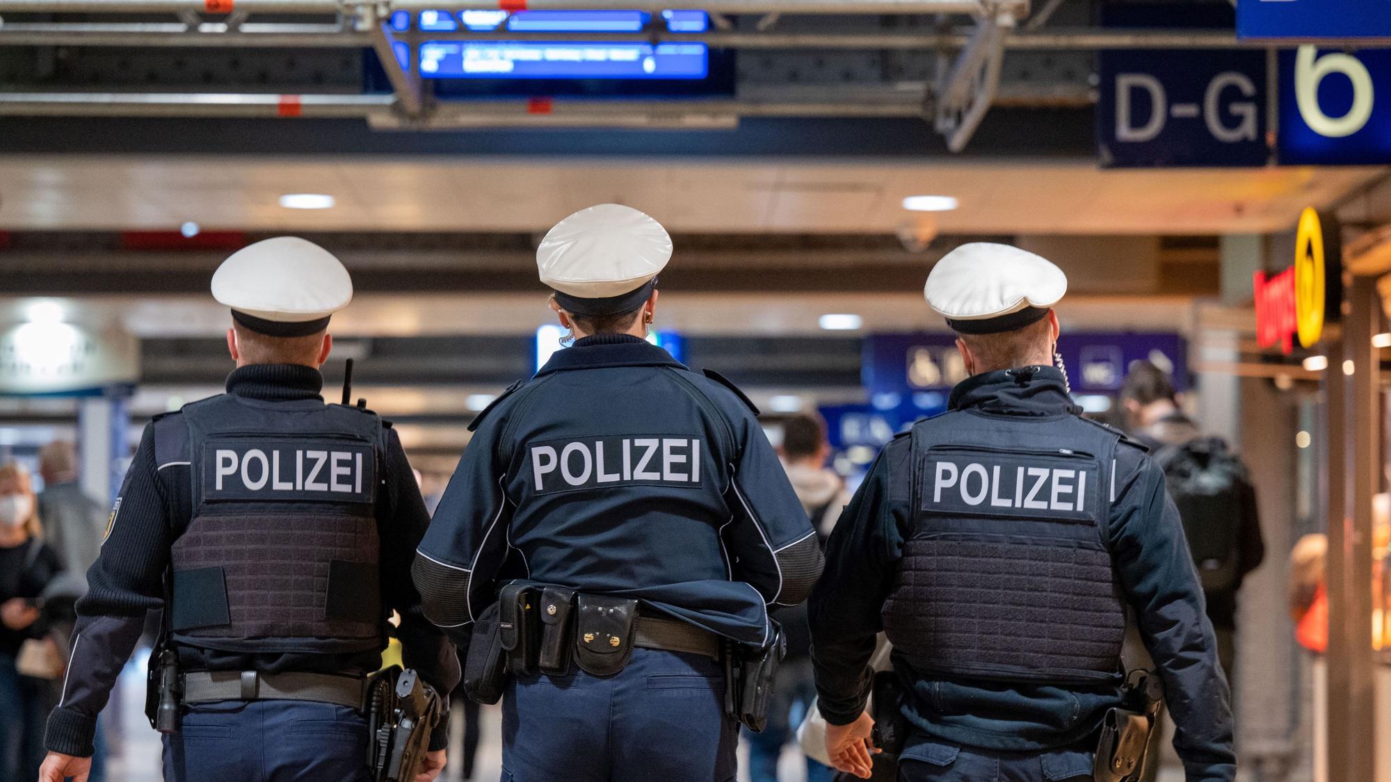 Polizeibeamte patroullieren im Hauptbahnhof