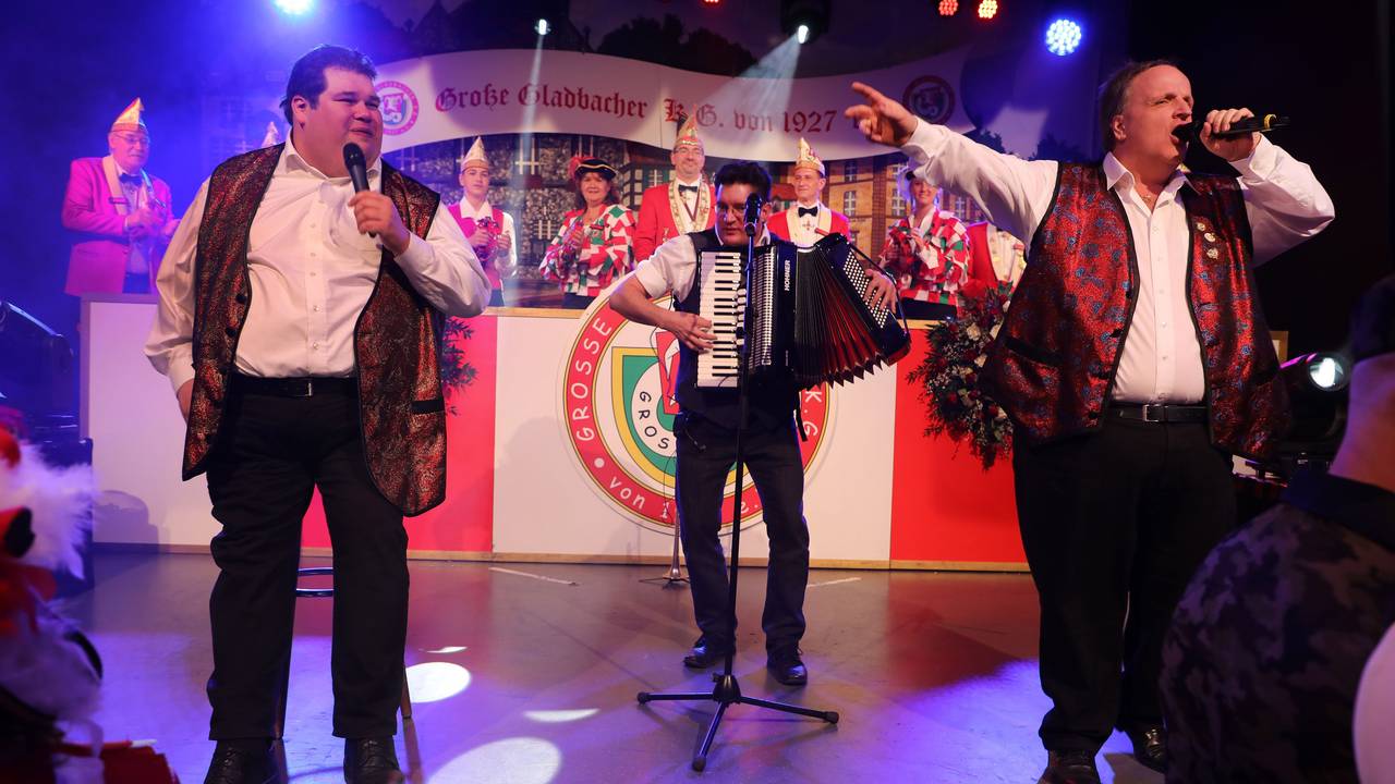 Die Flöckchen singen auf der Bühne