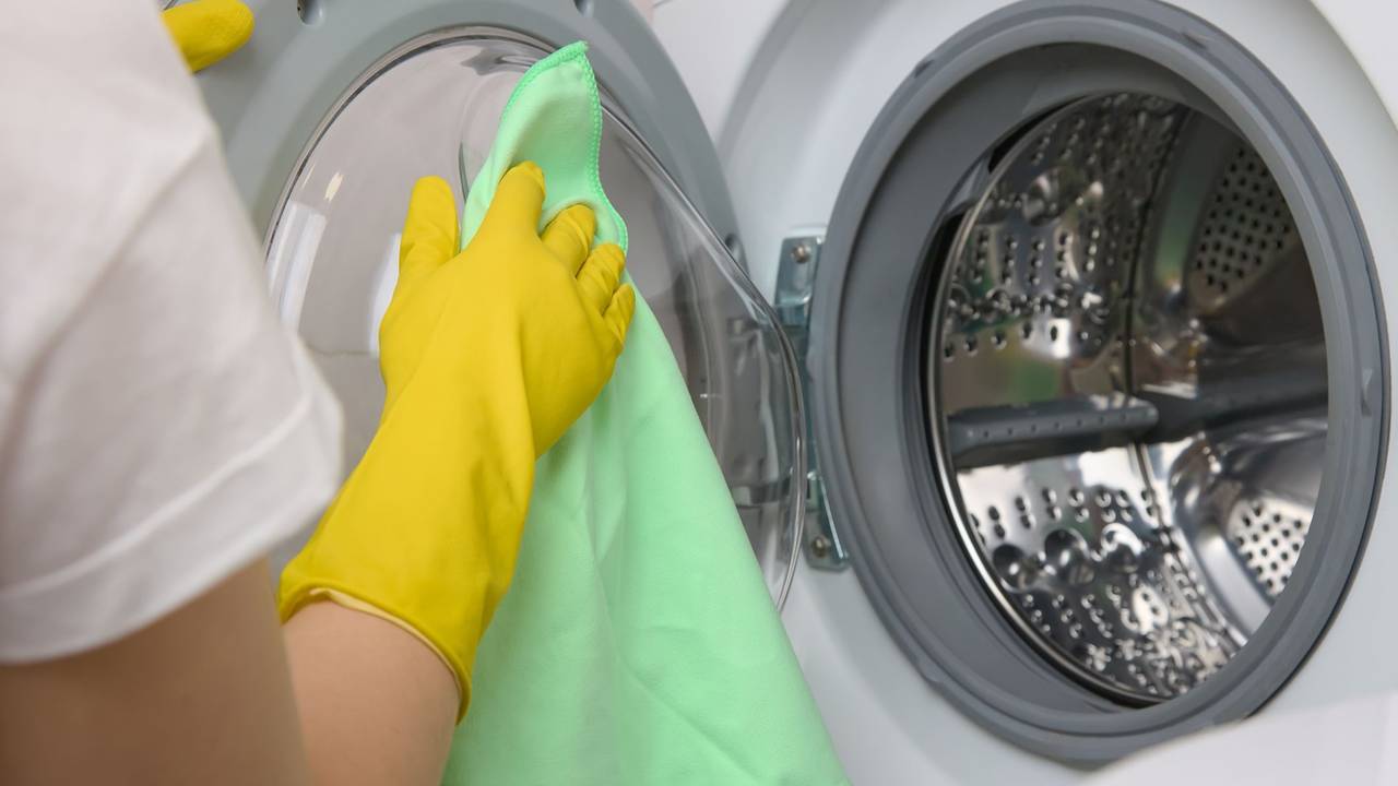 Waschmaschine reinigen.
