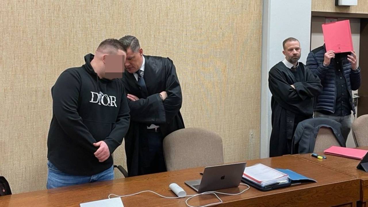 Blick auf die Angeklagten mit ihren Anwälten im Kölner Amtsgericht.