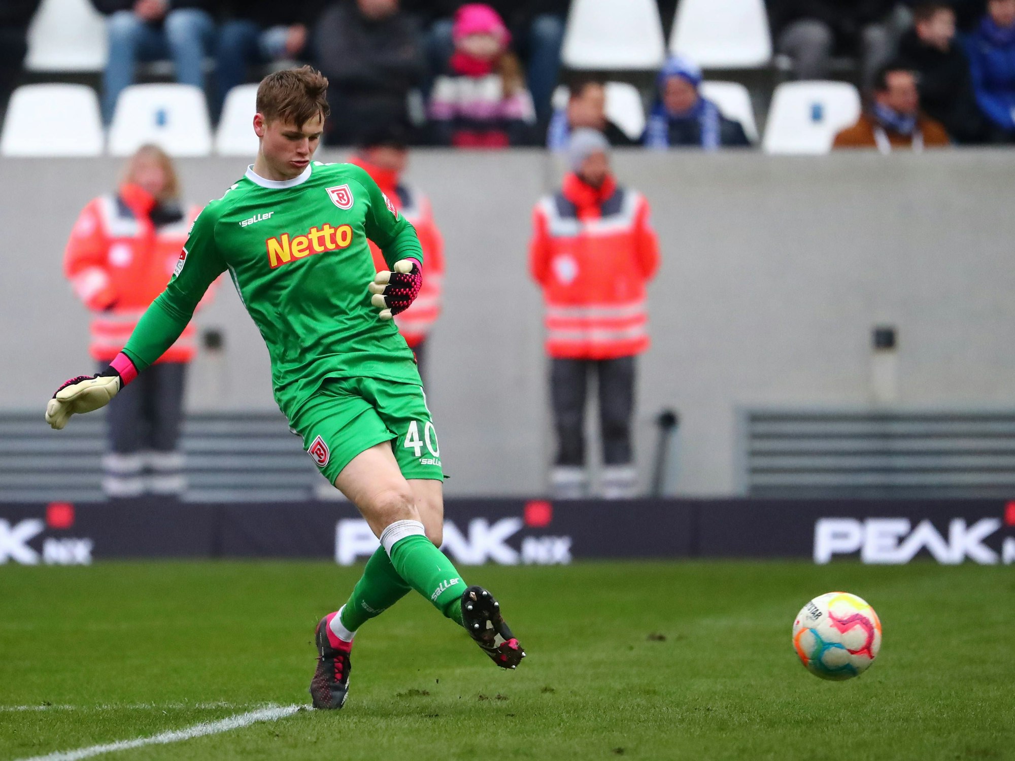 Jonas Urbig spielt beim Zweitliga-Duell SV Darmstadt 98 gegen SSV Jahn Regensburg einen Pass.